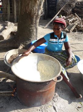 Torrefaction manioc en gari