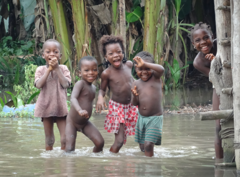 Enfants dans l'eau